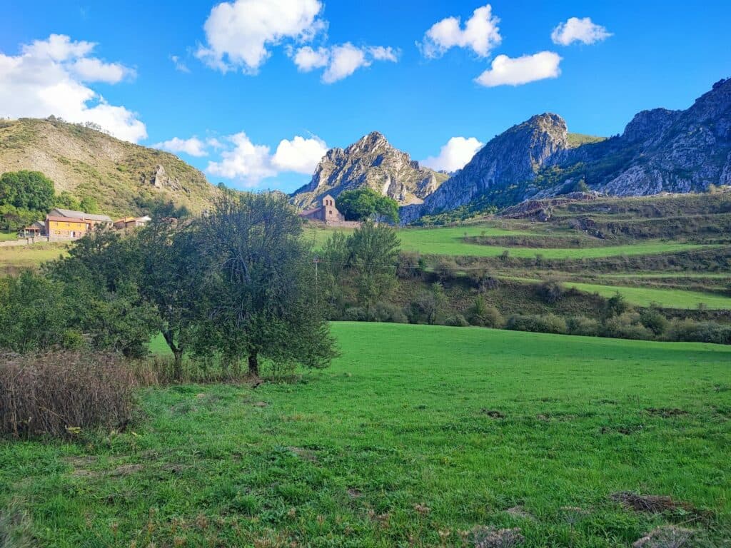 El valle de Canseco bajo los crestones calizos